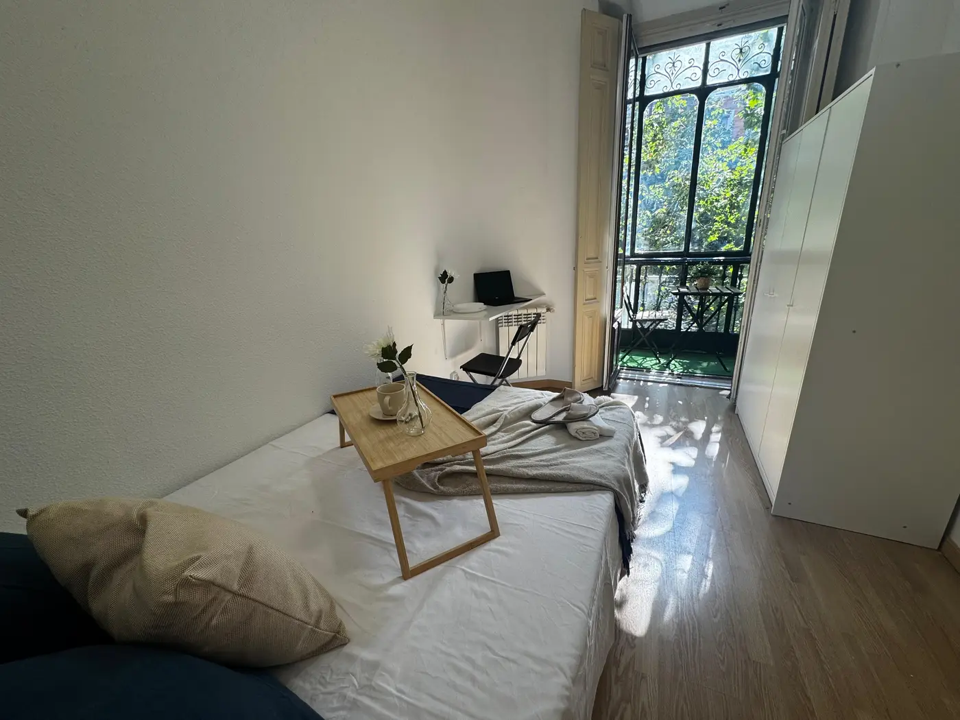 Habitación con cama doble y terraza en Plaza Olavide
