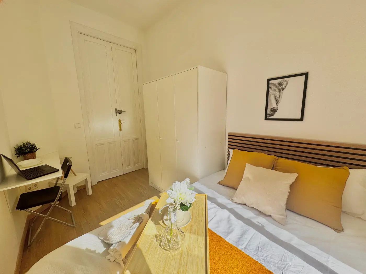 Habitación con cama doble muy luminosa en Plaza Olavide
