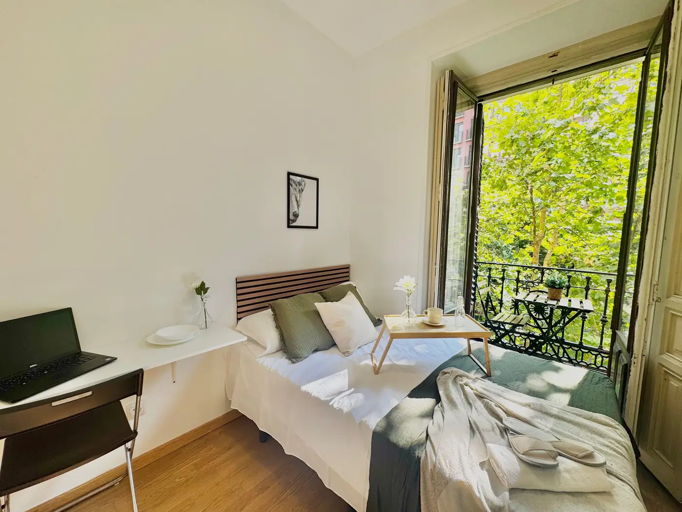 Habitación con cama doble muy luminosa en Plaza Olavide